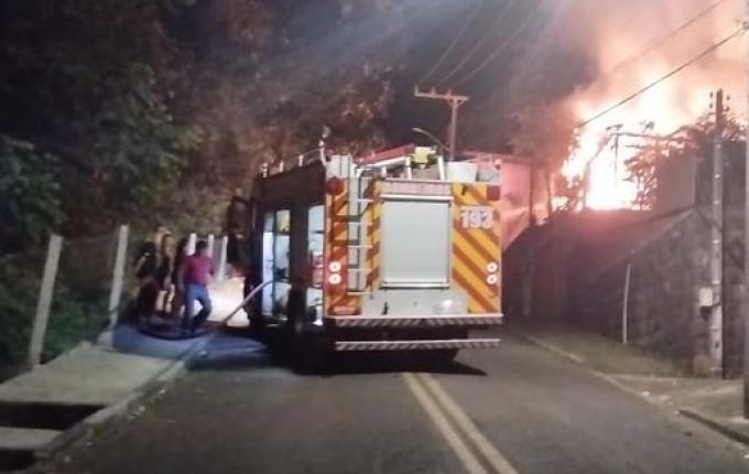 Incêndio destrói duas residências em Itapiranga