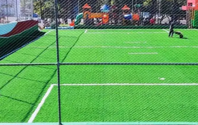 Grama sintética é implantada no campo em São José do Cedro