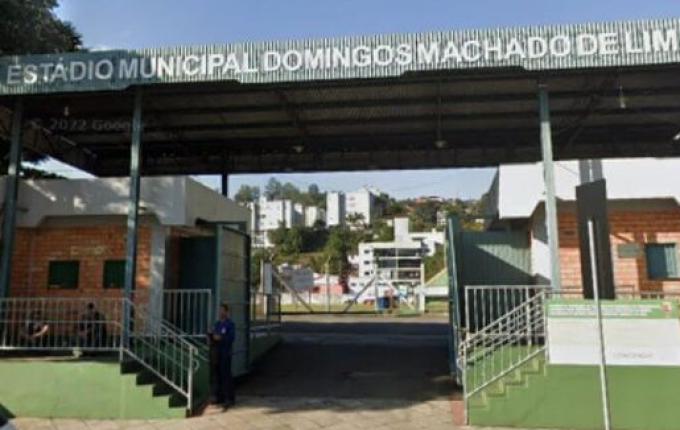 Trabalhador morre ao levar choque elétrico em estádio de time de futebol em SC