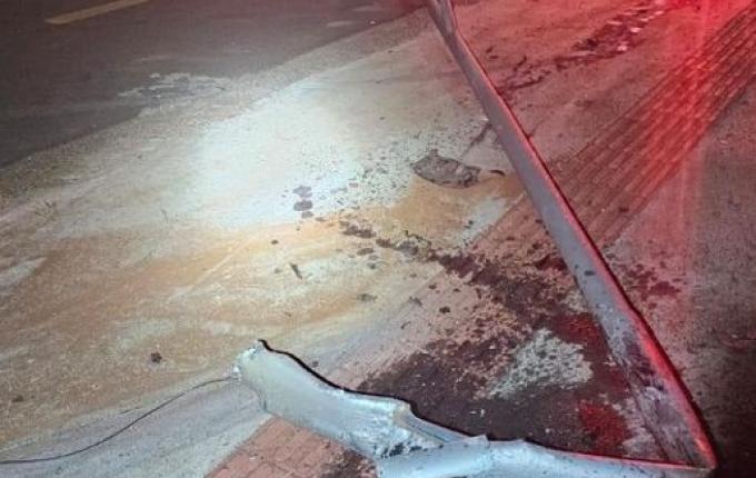 Motorista foge após bater carro em poste em São Miguel do Oeste