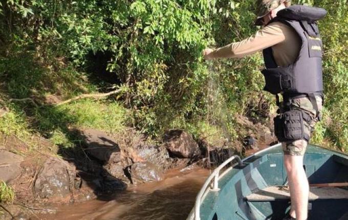 Polícia Ambiental apreende materiais de pesca e autua pescadores