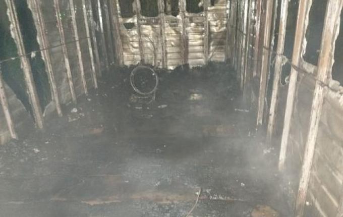 Baú de caminhão abandonado pega fogo em terreno baldio em São Lourenço do Oeste