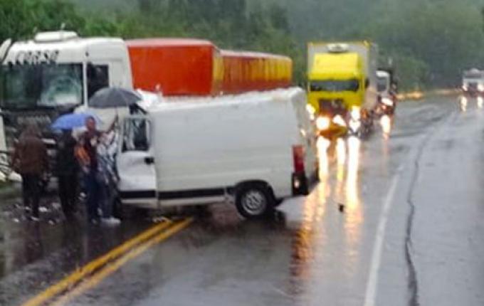 Rapaz de 23 anos fica gravemente ferido em colisão frontal na BR-282