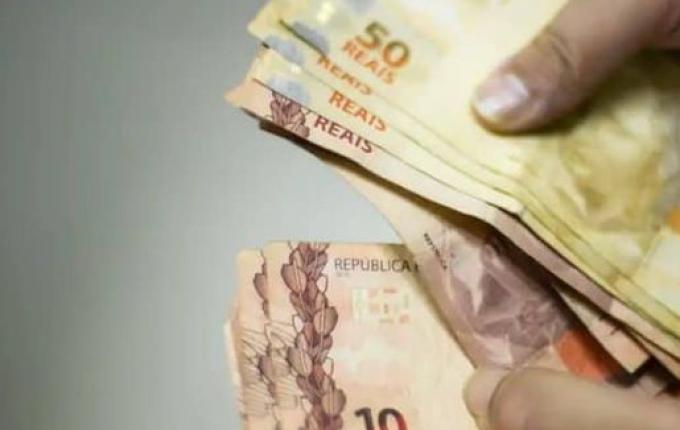 Governo já projeta salário mínimo de R$ 1.516 para 2025