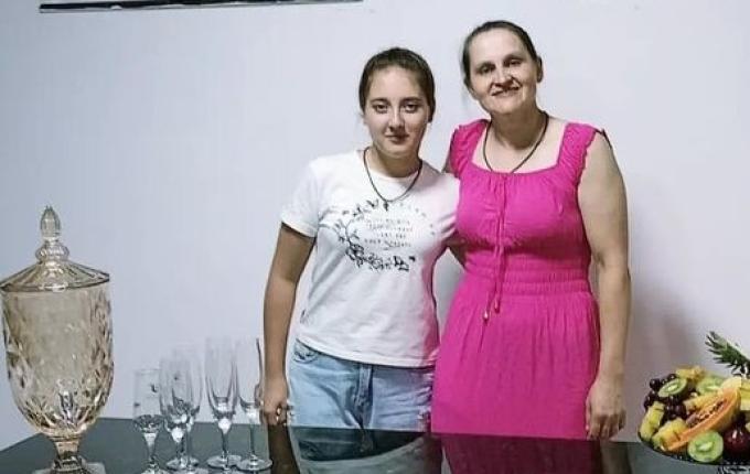 Homem mata esposa e filha adolescente a golpes de faca no Oeste