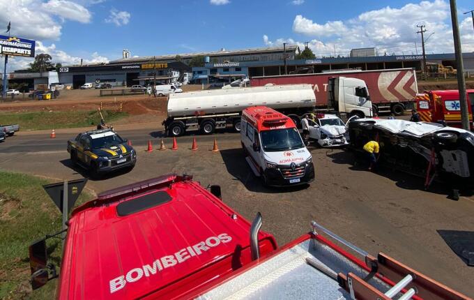 Carro capota na BR-282 e deixa dois feridos em Maravilha