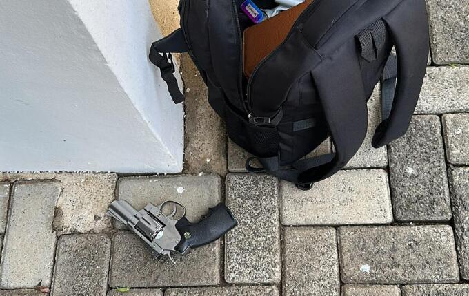 Homem assalta mercado, rouba carro de cliente e é preso pela PM em Maravilha
