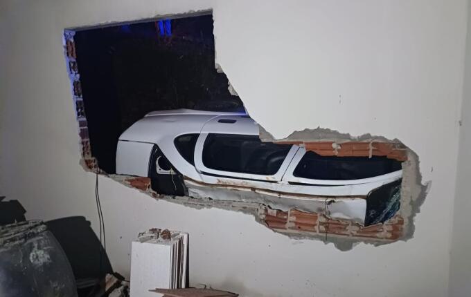 Carro tomba e atinge residência em Itapiranga