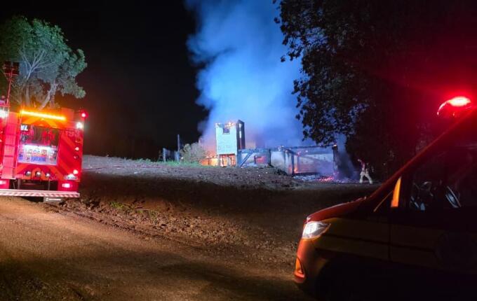 Incêndio destrói residência no interior de São José do Cedro