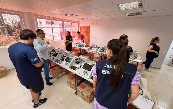 Justiça Eleitoral realiza conferência das urnas eletrônicas em São Miguel do Oeste