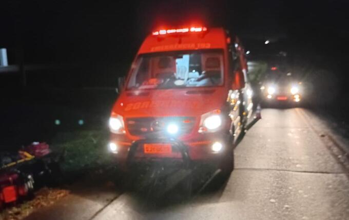Colisão entre moto e carro deixa mulher ferida na SC-163, em Iporã do Oeste