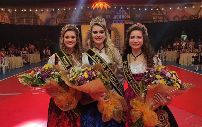 Sara, Kamile e Bruna são eleitas soberanas da 48ª Oktoberfest