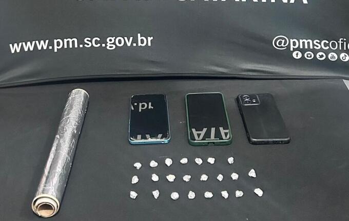 Homem é preso e adolescente é apreendida por suspeita de tráfico em SMO