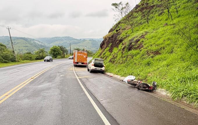 Colisão entre carro e moto deixa dois mortos na SC-480, em Chapecó