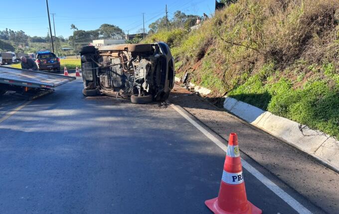 Três pessoas ficam feridas após saída de pista e capotamento na BR-163, entre SMO e Guaraciaba