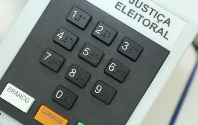 Urna eletrônica é substituída após teclas serem coladas no RS