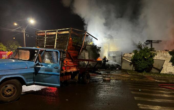 Prejuízo em empresa de recicláveis chega a R$ 90 mil após incêndio na madrugada, em SMO