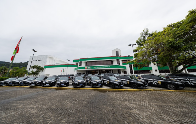 Governo de SC entrega 65 viaturas para a Polícia Civil e cria nova delegacia especializada