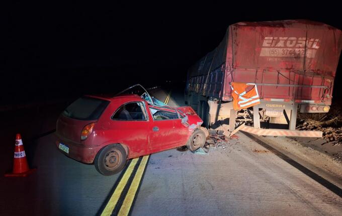 Motorista fica ferido ao colidir com o carro na traseira de carreta na SC-305 em São Lourenço do Oeste