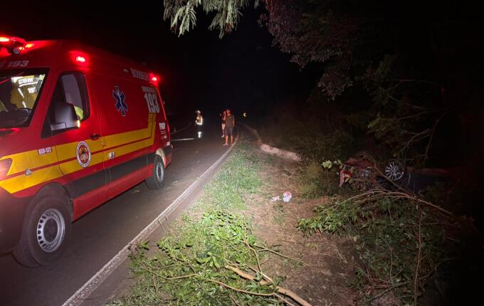 Veículo sai da pista e capota na BR 282, interior de SMOeste
