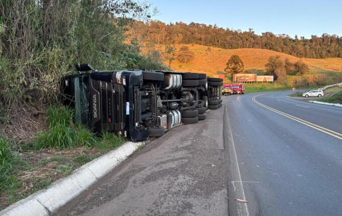 Carreta sai da pista e tomba na BR-282 entre São Miguel do Oeste e Maravilha