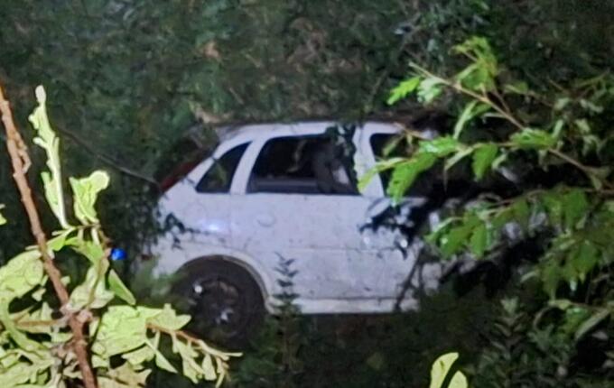 Carro capota ao sair de pista na SC-161 em Palma Sola e deixa duas pessoas feridas