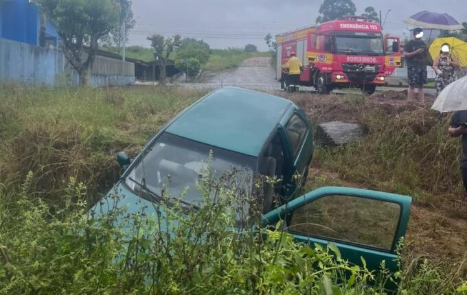 Idoso fica ferido após carro sair da pista em Cunha Porã
