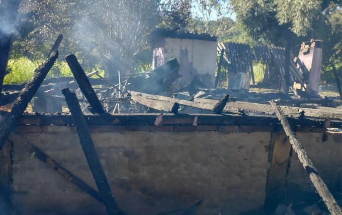 Comunidade promove vaquinha solidária para família que perdeu casa em incêndio em São João do Oeste