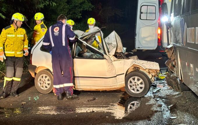 Homem morre em colisão entre carro e micro-ônibus na SC-496, em Descanso