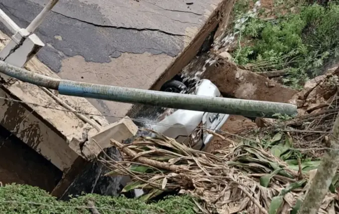 Ponte desaba, carro cai e mulher fica ferida em Canelinha
