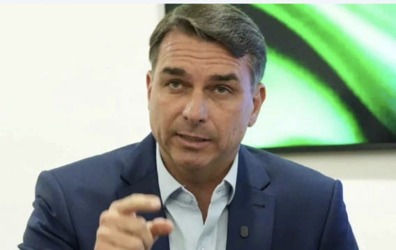 Flávio Bolsonaro anuncia pedido de cassação da chapa de Lula por abuso de poder
