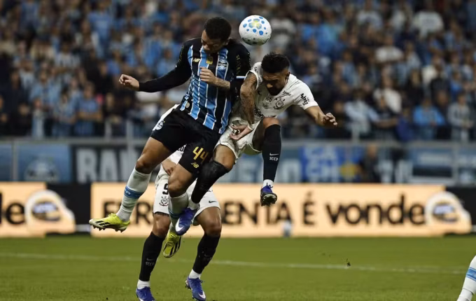 Corinthians reage após início turbulento e vence o Grêmio de virada em Porto Alegre