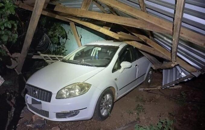 Após briga, homem derruba garagem com trator e ameaça esposa em Guarujá do Sul