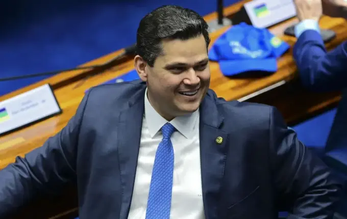 Alcolumbre é o "craque do jogo" em reprovação de Messias, diz oposição