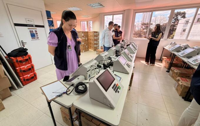 Justiça Eleitoral realiza conferência das urnas eletrônicas em São Miguel do Oeste