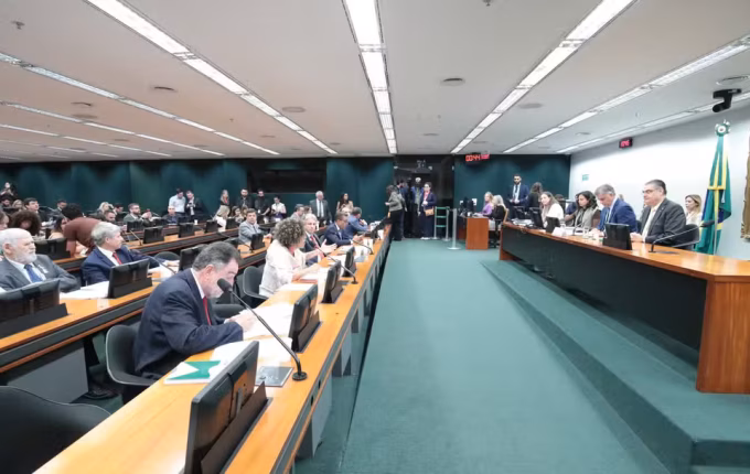 CCJ da Câmara aprova proposta que reduz maioridade penal de 18 para 16 anos