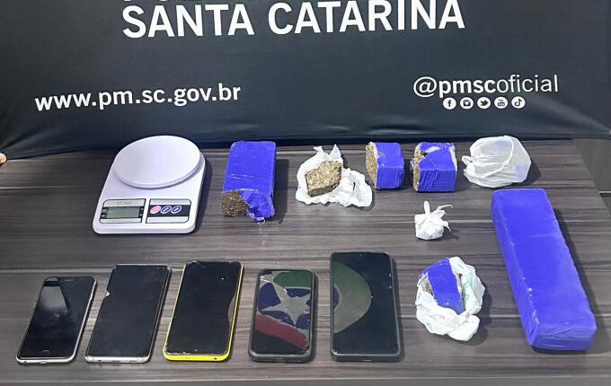 Mais de 1 kg de maconha é apreendido e três pessoas são presas em Cunha Porã