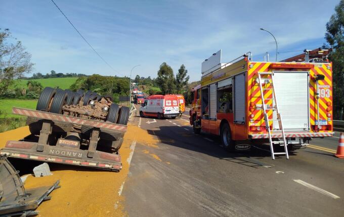 Mulher morre e motorista fica ferido ao caminhão tombar na BR-282