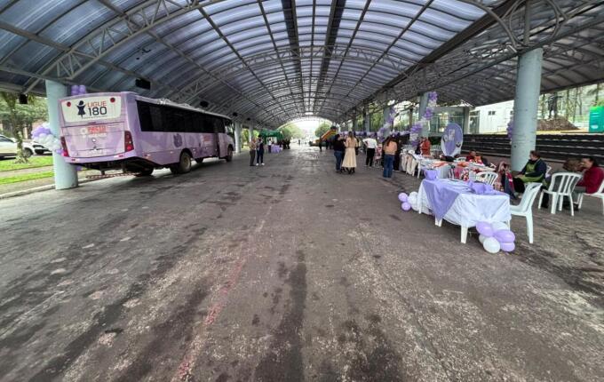 Ônibus Lilás leva orientação e serviços à Praça Central de São Miguel do Oeste