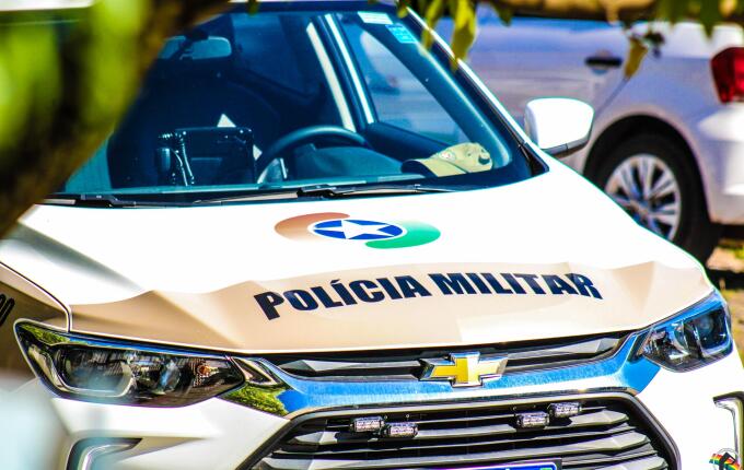 Adolescente é levado à delegacia após entrar com simulacro de arma em escola de Chapecó