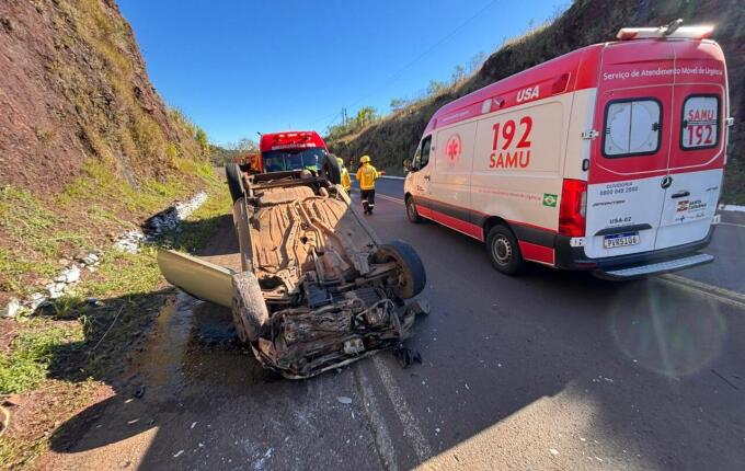 Saída de pista seguida de capotamento deixa homem ferido na BR 282 entre SMO e Paraíso