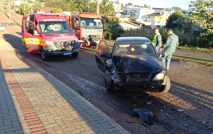 Mulher fica ferida em colisão entre dois carros no centro de Campo Erê