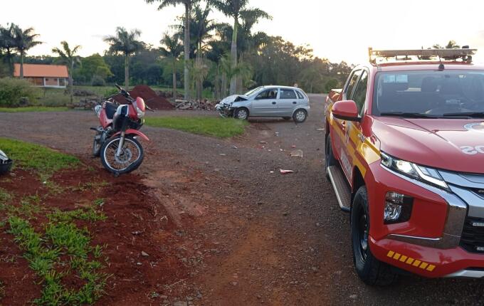Colisão entre carro e moto deixa dois feridos em São João do Oeste