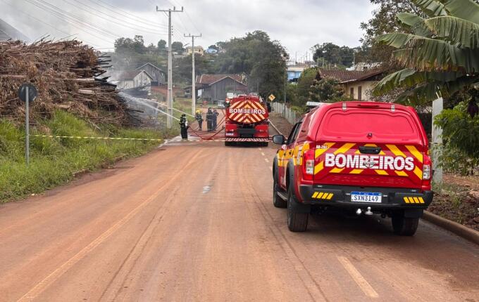 Incêndio atinge pilha de eucaliptos em madeireira de São Miguel do Oeste