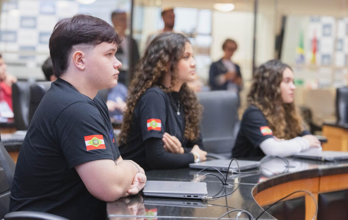 Estudantes de Belmonte vivem experiência parlamentar na Alesc durante o Parlamento Jovem