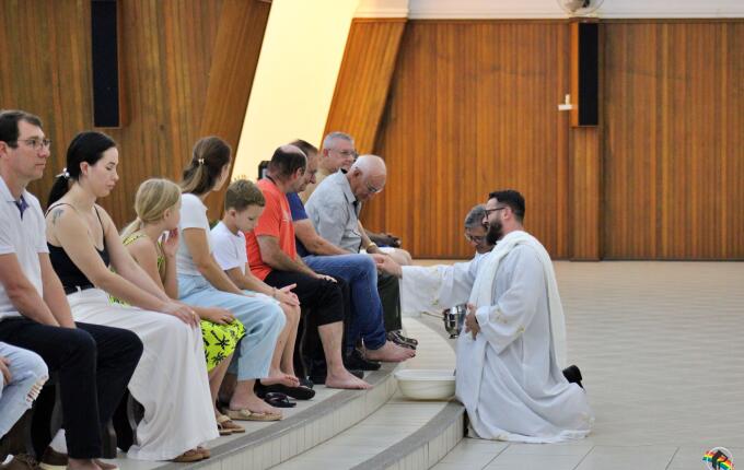 Missa de Lava-Pés abre celebrações do Tríduo Pascal em São Miguel do Oeste