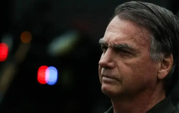 Carlos diz que Bolsonaro está “apagado”, com dificuldade para respirar e sob risco de queda