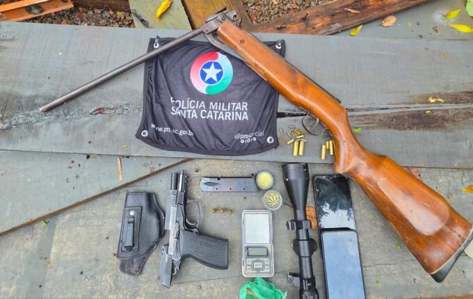 PM apreende armas e drogas e prende dois homens em Flor do Sertão
