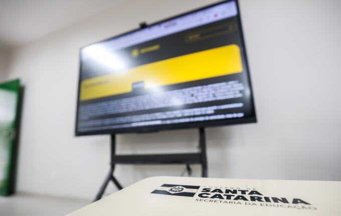 Governo de SC entrega 533 telas interativas para escolas estaduais