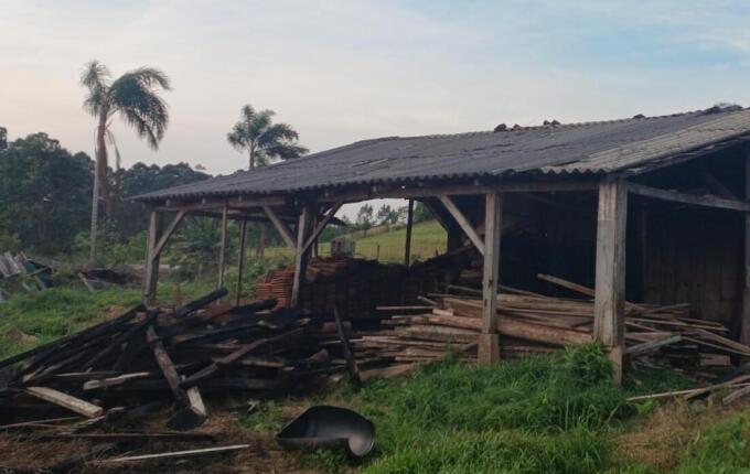 Incêndio danifica parte de galpão no interior de Itapiranga